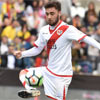 Unai López intentando controlar un balón en el Rayo