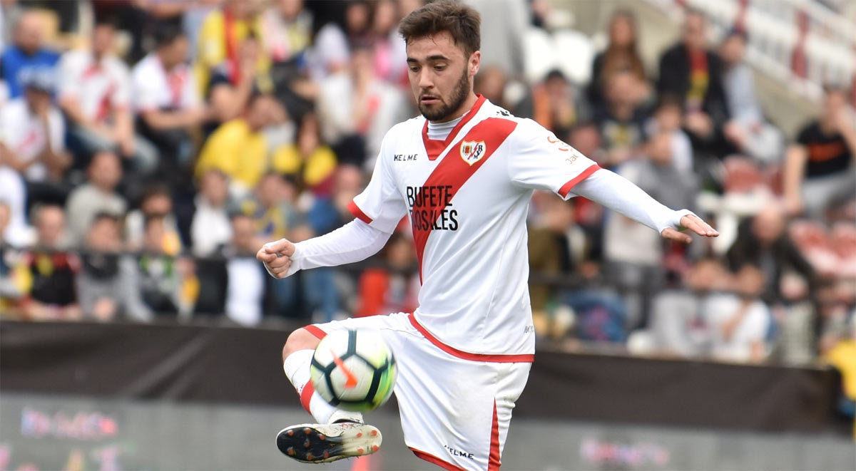 Unai López intentando controlar un balón en el Rayo