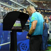 El árbitro viendo en la pantalla la repetición de la jugada del Mundial de Rusia 2018