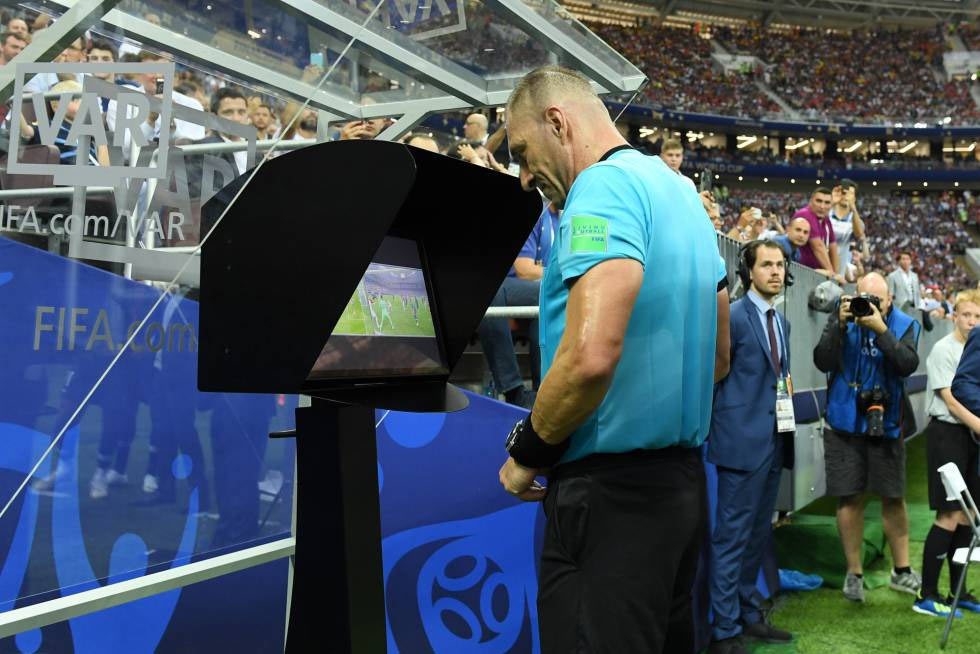 El árbitro viendo en la pantalla la repetición de la jugada del Mundial de Rusia 2018