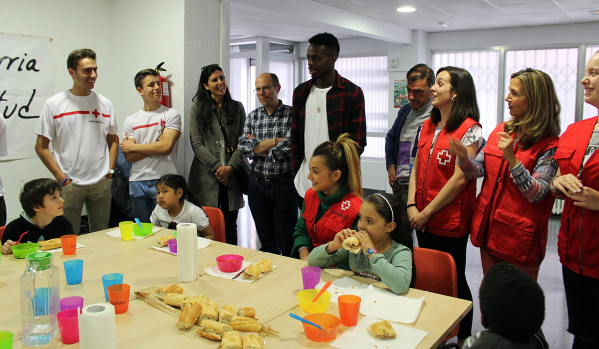Visita de Iñaki Williams a Cruz Roja Bizkaia
