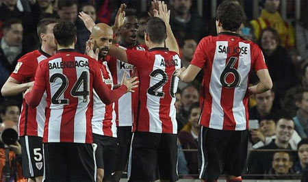 Los jugadores del Athletic celebran el gol de Williams ante el Barcelona