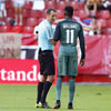 Iñaki Williams habla con el árbitro Clos Gómez durante el Sporting-Athletic