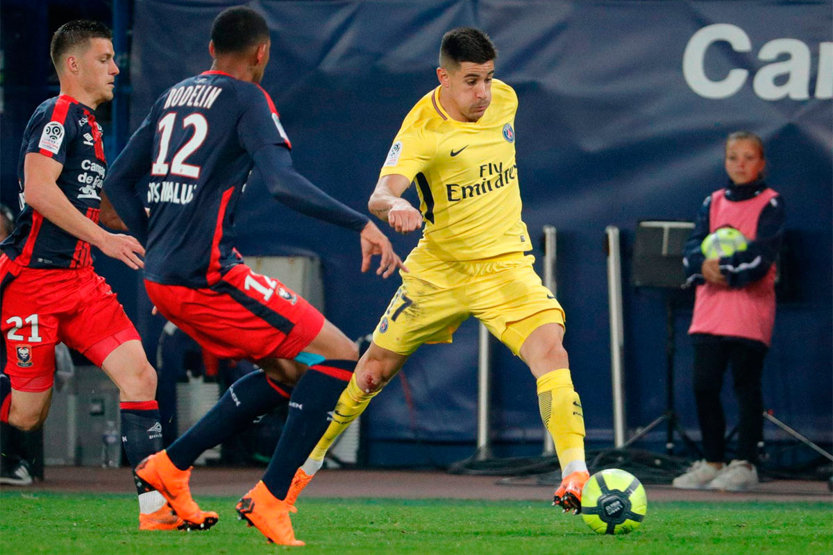 Yuri Berchiche durante un partido con el PSG