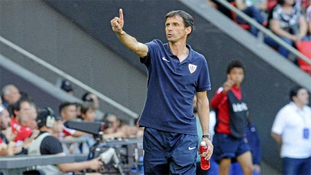 Cuco Ziganda dando instrucciones en el banquillo del Bilbao Athletic