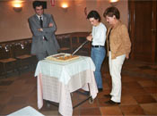 Mamen e Izascun cortando la tarta