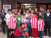 Isma Urzaiz, junto al equipo infantil de la Peña Zalla