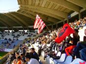 El estadio Reino de Le�n, con banderas rojiblancas