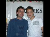 Javi con su amigo.