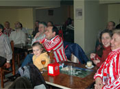 Viendo un partido en la sede