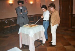 Mamen e Izascun cortando la tarta