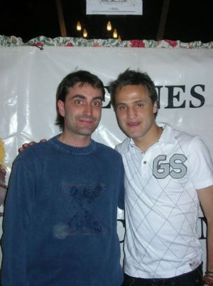 Javi con su amigo.