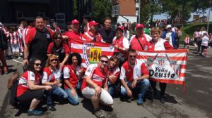 Con ´el capi´ Gurpegi y miembros de la Peña Espinosa de los Monteros y Peña Zurigorri de Zorroza