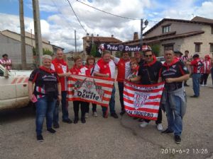 Ambientazo rojiblanco por las calles de Barbolla