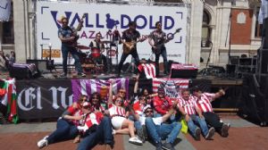 En la Plaza mayor viendo el concierto de ´Los Cañoneros´