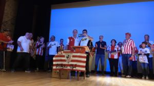 Entrega de nuestra placa a la Peña ´Jesús el Txapela´ por su X aniversario.