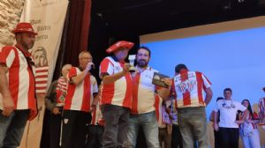 Entrega de nuestra placa a la Peña Gainza de Minglanilla en el dia de su homenaje.