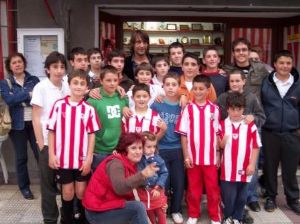 Isma Urzaiz, junto al equipo infantil de la Peña Zalla