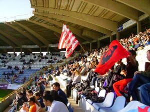 El estadio Reino de León, con banderas rojiblancas