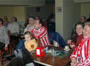 Viendo un partido en la sede